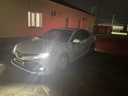 Toyota Camry 2018 года за 15 200 000 тг. в Кульсары – фото 2