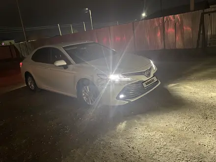 Toyota Camry 2018 года за 15 200 000 тг. в Кульсары – фото 3