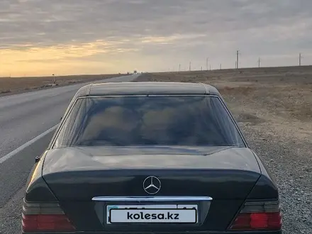 Mercedes-Benz E 200 1993 года за 1 600 000 тг. в Айтеке би – фото 2