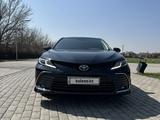 Toyota Camry 2023 года за 17 500 000 тг. в Алматы – фото 2