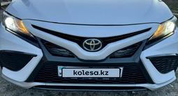 Toyota Camry 2022 года за 13 800 000 тг. в Астана