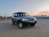 Chevrolet Niva 2014 годаfor3 400 000 тг. в Атырау – фото 2