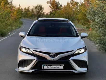 Toyota Camry 2021 года за 15 000 000 тг. в Актобе – фото 17