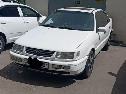 Volkswagen Passat 1995 года за 1 100 000 тг. в Астана – фото 2