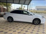 Toyota Camry 2017 годаfor9 400 000 тг. в Атырау – фото 5