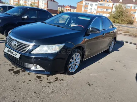 Toyota Camry 2014 года за 10 500 000 тг. в Актобе – фото 2