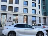 Toyota Camry 2021 года за 12 700 000 тг. в Актобе – фото 4