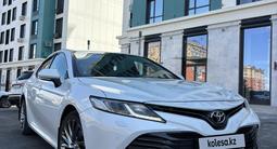 Toyota Camry 2021 года за 12 700 000 тг. в Актобе – фото 2