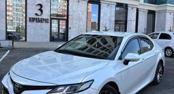 Toyota Camry 2021 года за 12 700 000 тг. в Актобе – фото 5