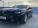 Toyota Camry 2017 года за 11 500 000 тг. в Атырау – фото 2