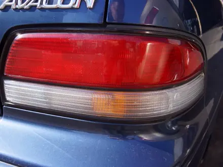 Задний фонарь Toyota Avalon MCX10 за 24 000 тг. в Усть-Каменогорск – фото 2