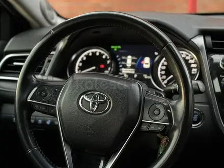 Toyota Camry 2019 года за 12 900 000 тг. в Актобе – фото 15