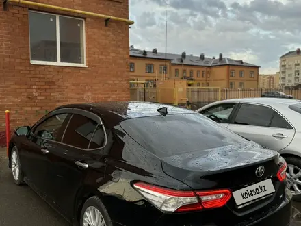 Toyota Camry 2019 года за 12 900 000 тг. в Актобе – фото 7