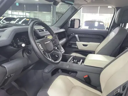 Land Rover Defender 2024 года за 35 500 000 тг. в Алматы – фото 6