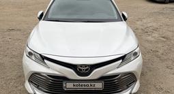 Toyota Camry 2018 года за 13 200 000 тг. в Актобе