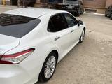 Toyota Camry 2018 годаүшін13 200 000 тг. в Актобе – фото 2