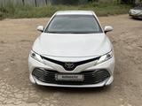 Toyota Camry 2018 года за 13 800 000 тг. в Актобе – фото 5