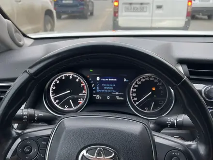 Toyota Camry 2018 года за 13 200 000 тг. в Актобе – фото 17