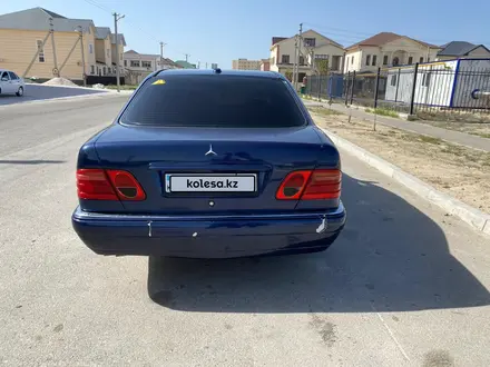 Mercedes-Benz E 320 1999 года за 2 800 000 тг. в Актау – фото 3