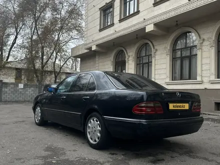 Mercedes-Benz E 240 1998 года за 2 800 000 тг. в Алматы