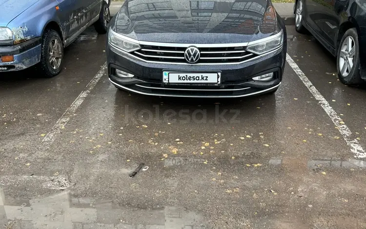 Volkswagen Passat 2022 года за 16 500 000 тг. в Астана