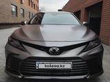 Toyota Camry 2022 года за 19 500 000 тг. в Семей – фото 2