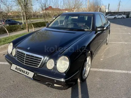 Mercedes-Benz E 320 2001 года за 4 100 000 тг. в Шымкент – фото 2