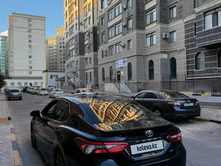 Toyota Camry 2018 года за 12 500 000 тг. в Жанаозен – фото 2