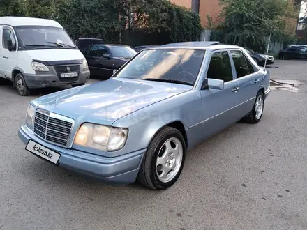 Mercedes-Benz E 220 1994 года за 3 200 000 тг. в Алматы