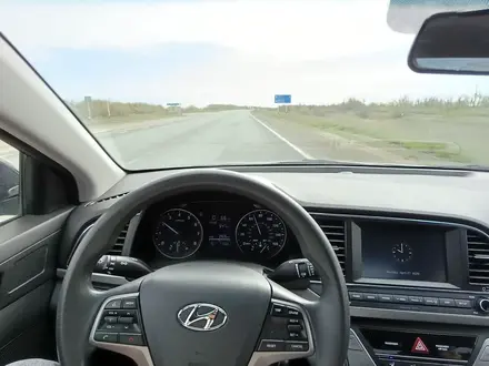 Hyundai Elantra 2018 года за 4 750 000 тг. в Актобе – фото 2