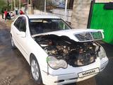 Mercedes-Benz C 200 2003 годаfor3 600 000 тг. в Алматы – фото 3