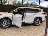 Toyota Highlander 2022 года за 27 000 000 тг. в Актобе – фото 2