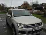 Volkswagen Touareg 2012 года за 6 450 000 тг. в Астана