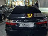 Toyota Camry 2015 года за 10 500 000 тг. в Шымкент – фото 2