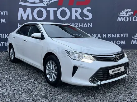 Toyota Camry 2015 года за 10 500 000 тг. в Актобе – фото 2