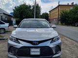 Toyota Camry 2022 года за 12 500 000 тг. в Семей – фото 3