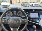 Toyota Camry 2018 года за 8 000 000 тг. в Атырау – фото 5