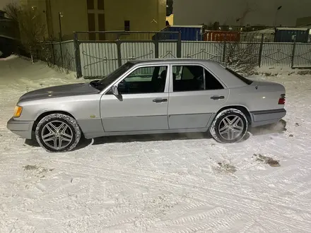 Mercedes-Benz E 220 1994 года за 2 300 000 тг. в Астана – фото 2