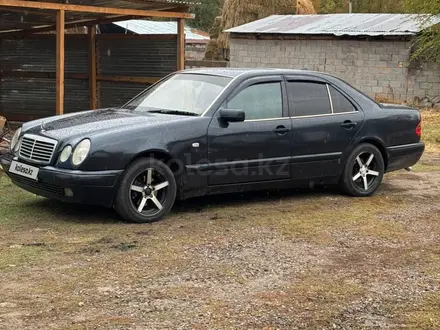 Mercedes-Benz E 230 1997 года за 2 700 000 тг. в Талдыкорган – фото 3