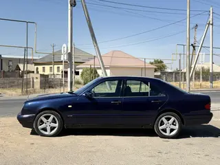 Mercedes-Benz E 230
