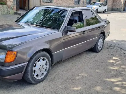 Mercedes-Benz E 220 1993 года за 2 100 000 тг. в Павлодар – фото 2