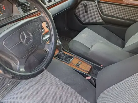 Mercedes-Benz E 220 1993 года за 2 100 000 тг. в Павлодар – фото 8