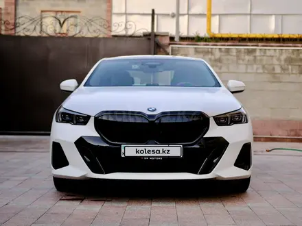 BMW 530 2023 года за 32 000 000 тг. в Алматы – фото 2