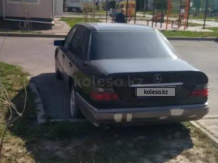 Mercedes-Benz E 220 1993 года за 950 000 тг. в Алматы – фото 4