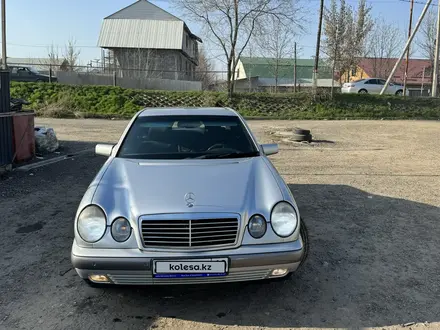 Mercedes-Benz E 320 1997 года за 3 700 000 тг. в Алматы – фото 2