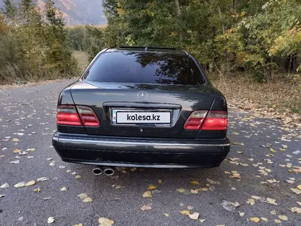 Mercedes-Benz E 55 AMG 1999 года за 6 500 000 тг. в Алматы – фото 28