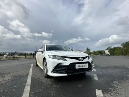 Toyota Camry 2022 года за 15 000 000 тг. в Уральск – фото 2