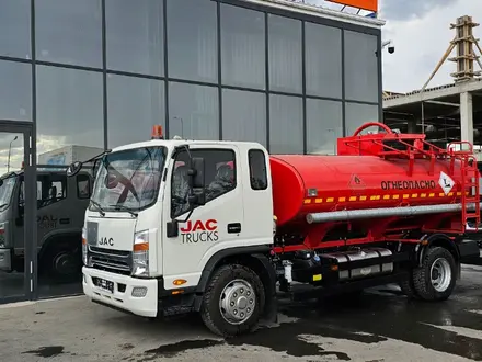 JAC  Автотопливозаправщик АТЗ-8 (бензовоз, цистерна) на шасси JAC-N120 2024 года за 29 500 000 тг. в Атырау