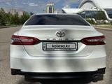 Toyota Camry 2018 года за 13 200 000 тг. в Караганда – фото 4