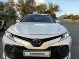 Toyota Camry 2018 года за 13 200 000 тг. в Шымкент – фото 2